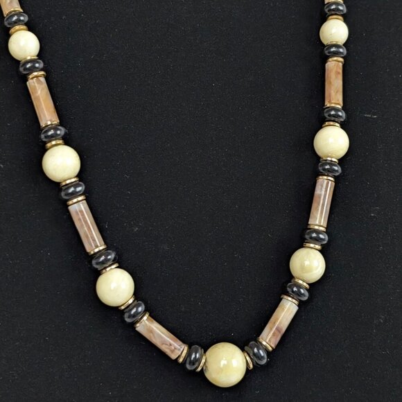 Vintage Marbled Lucite Beaded Necklace - Picture 3 of 6